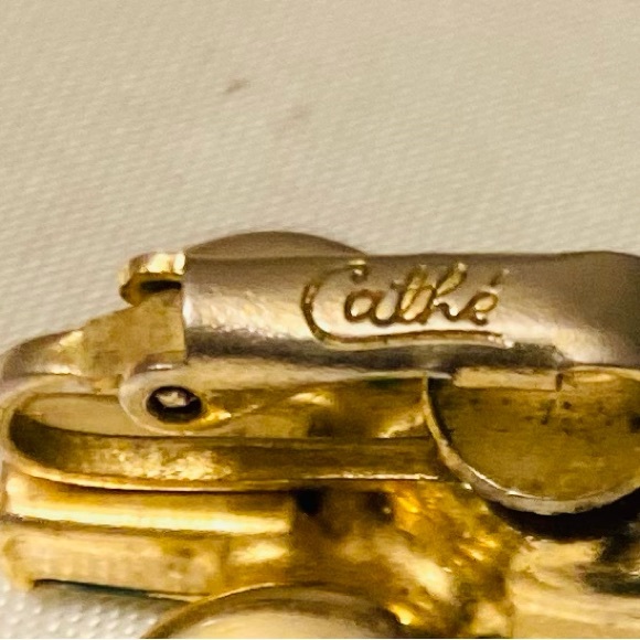 Cathie’ vintage green gemstones gold clip on earrings - Picture 3 of 3